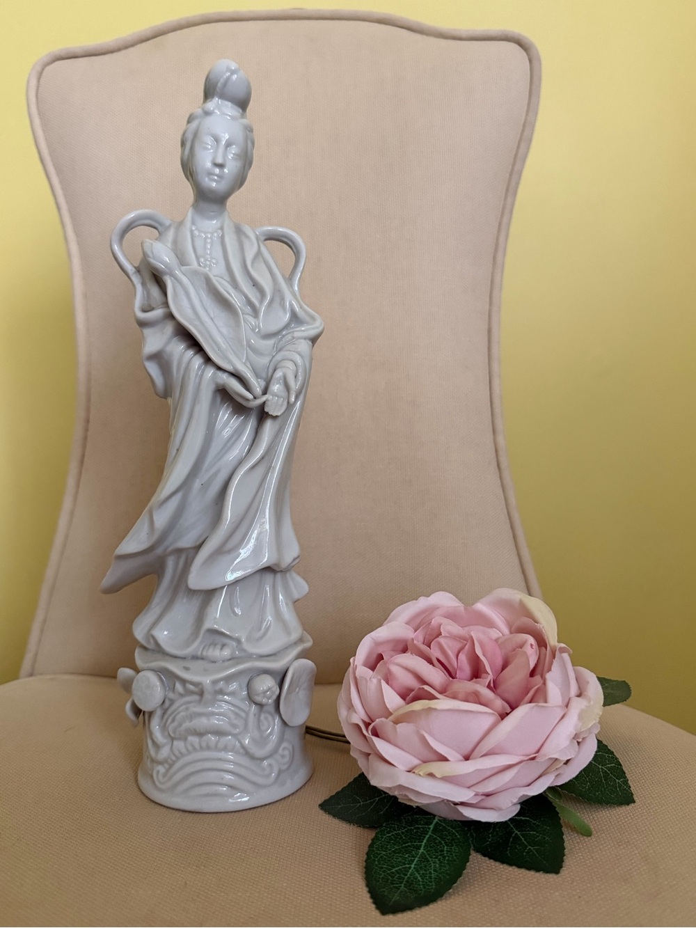 White porcelain Figurine Statue - Elegant Home Accent